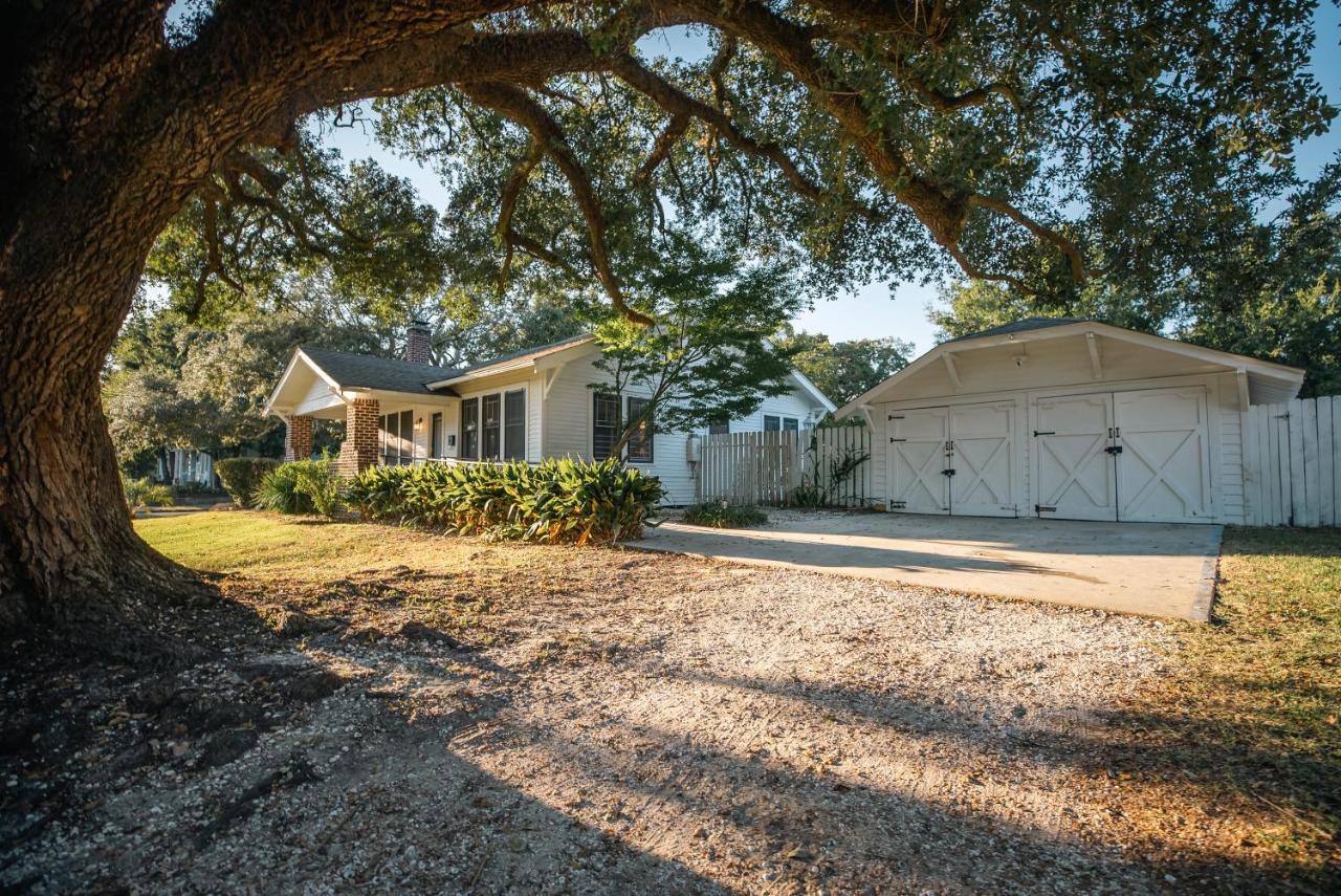 Gulf Coast Craftsman - Cozy, Charming & Central! Gulfport Exterior photo